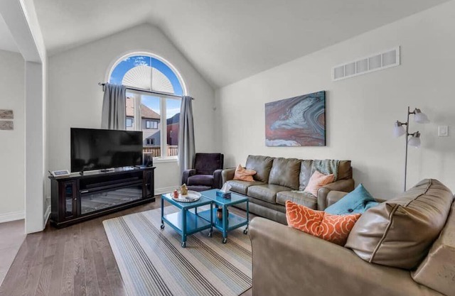 Tranquil Elegance: Warm 3BR Retreat w/ Deck & BBQ