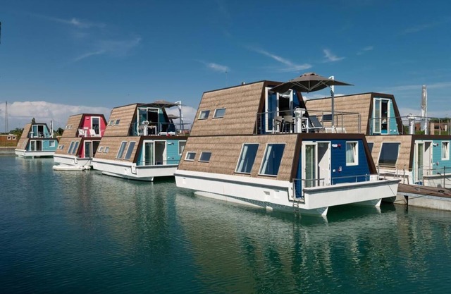 Tranquil Marina Azzurra Resort House boat 2 Bedroom sleeps 6