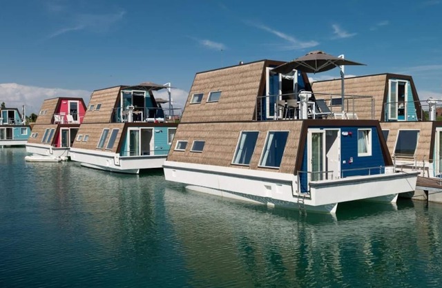 Tranquil Marina Azzurra Resort House boat 2 Bedroom sleeps 6