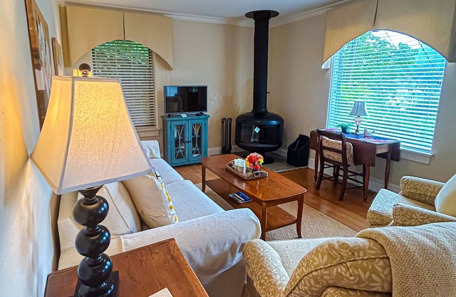 Tranquil Lake Junaluska cottage: serene views, modern comforts, adventure