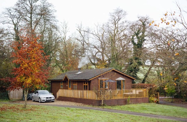 Tranquil Lakeview Lodge near Narberth’s Charm