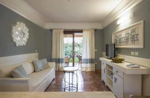 Tranquil Lantana Resort Hotel and Apartments 1-2km from Nora beach