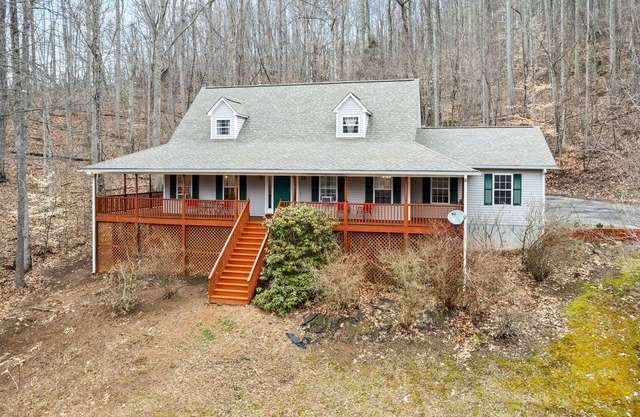 Tranquil mountain-view home with fireplace, firepit, deck, W/D, & soaking tub