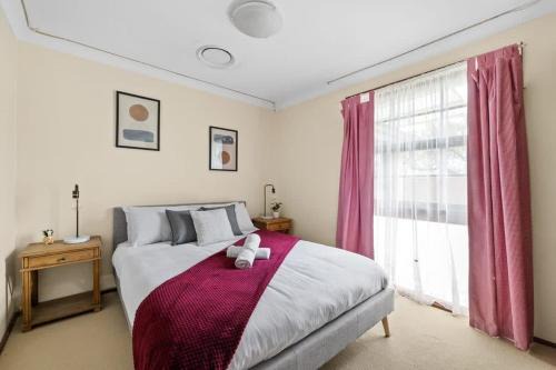 Tranquil Queen Room - Centrally Located at Milperra - Shared Bathroom