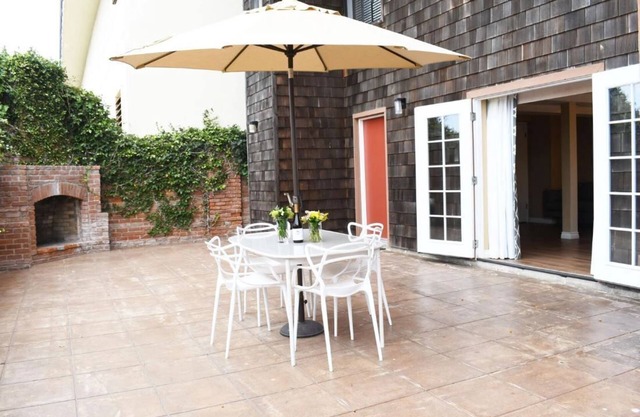 Tranquil Retreat at La Jolla Cove Hotel! Studio with Large Patio! Onsite Pool!