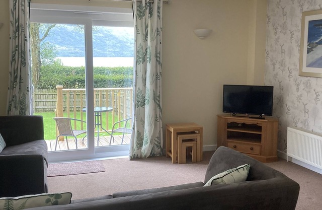 Tranquil surroundings close to the Loch beach access only 10 miles to Ben Nevis.