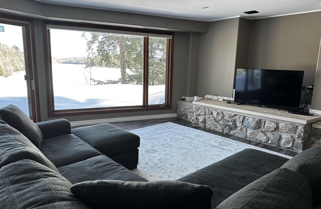 Tranquil Waterfront Lake House w/ Muskoka Room!