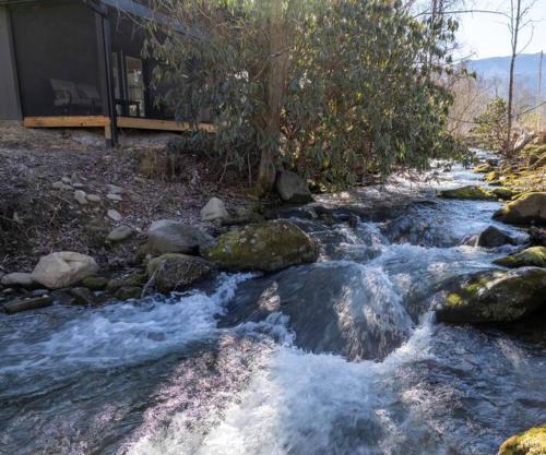 Tranquility Cottage, Pickleball Court, Creek, WIFI, Mountain Views, Starting at 79"