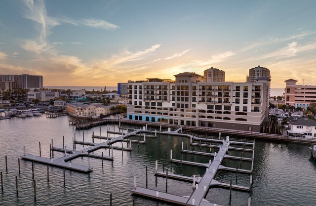 Travel Destination! 3 Great Units, On-Site Restaurant, Near Beach Walk