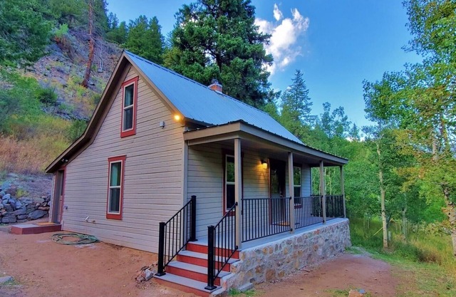 Traveler's Mountain Retreat w/Grotto Cave Room