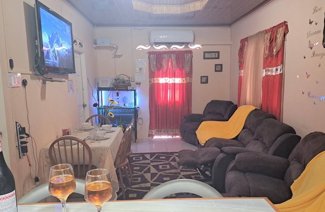 Travelers Sanctuary, 2 king beds, spa tub & shower