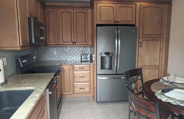 Tree Top Charming villa with 2 bedrooms and WiFi, AC in marvelous Clearwater