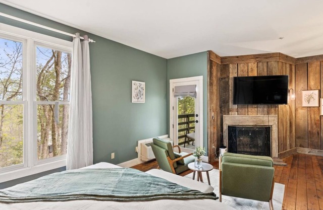 Tree-View Studio | Walk-In Shower | Balcony