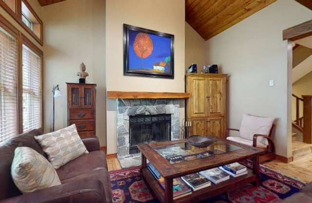 TREELINE 30 | Secular 4BR Ski Chalet | Free Parking & Free Shuttle To Lifts