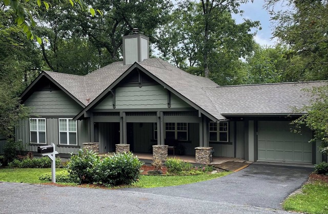 Treetop Cottage-3 bed, 2 bath newly updated !