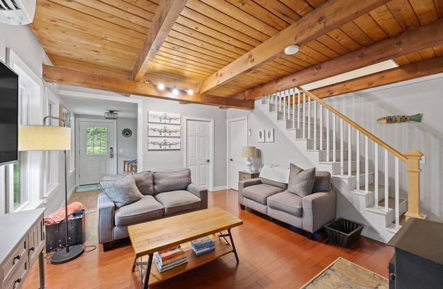 TreeTop House- A Hillside Retreat -Chalk Pond