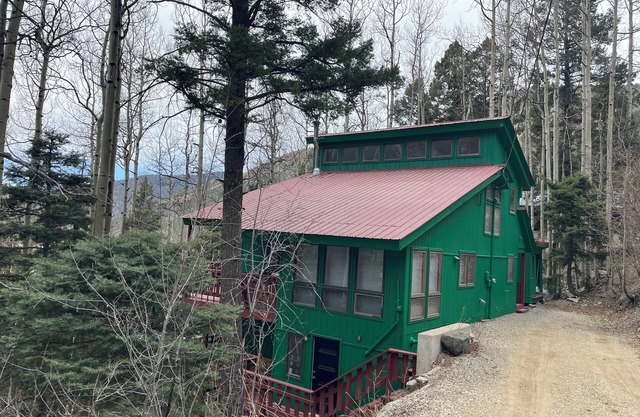Treetops! Newly Remodeled Ski Valley Cabin