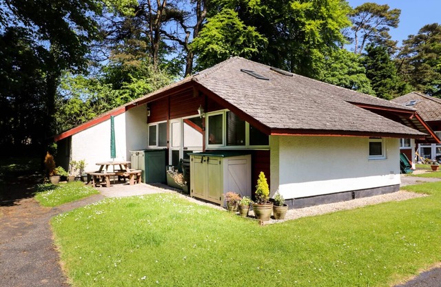 TRELESSY LODGE, pet friendly, character holiday cottage in Amroth