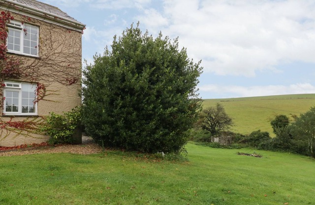 TRENANT LODGE, pet friendly, with a garden in Fowey
