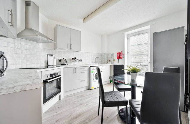 Trendy 1-Bed Apartment Sleeps 5- East London E15