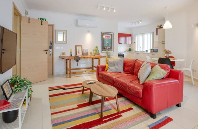Trendy & Colourful 1BR home w/WIFI in Naxxar