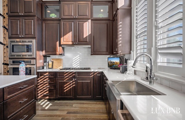 Trendy East Austin Townhouse. 4-Stories - Close to Downtown, Bars & Restaurants!