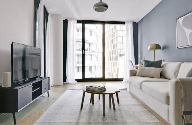 Trendy Favoriten 1BR w/Gym & Lounge, walk to Hauptbahnhof, by Blueground