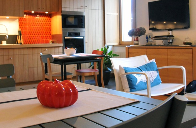 Trės beautiful 70 M2 listed apartment, harbor view and enclosed town with closed garage.