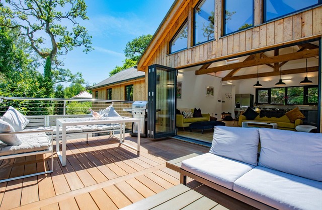 Tresillian Lodge *Sauna*Hot Tub*Waterfront*privacy*Woodland*River*Beaches*nature