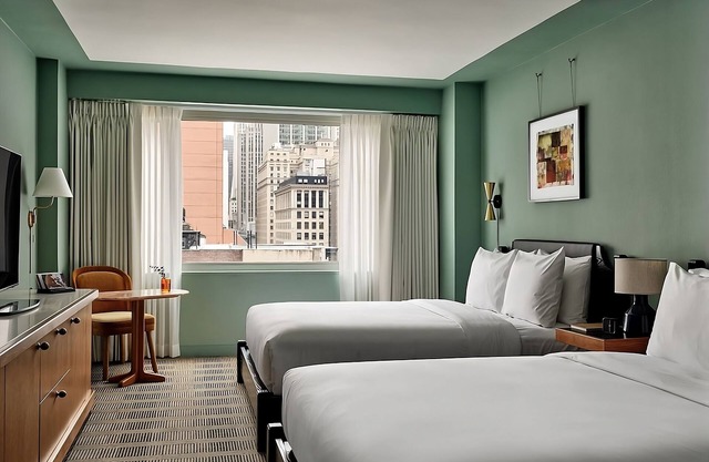 Triple Queens Escape w/Dining | Bar | Parking | Steps to Broadway!