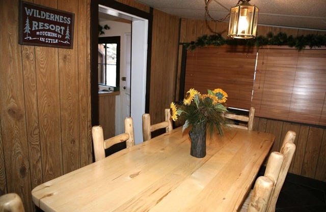 Triple R Cottages: 1 3 Bedroom Cabin