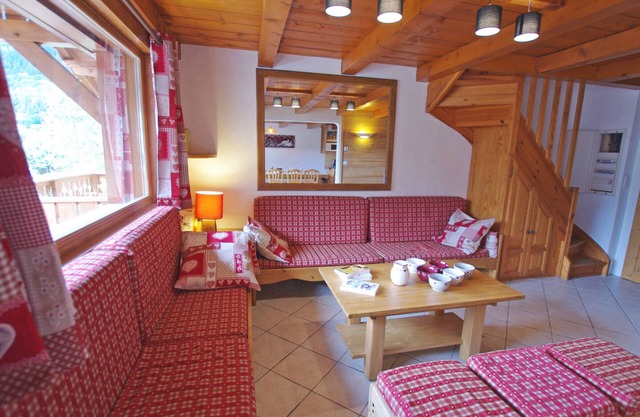 Triplex in Champagny-en-Vanoise for 12 people, 6 rooms, hotel services included, parking