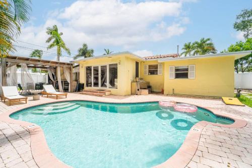 Tropical 4Bd Villa w Pool, Games & BBQ by Beach