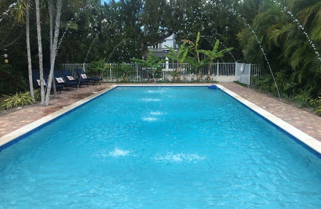 Tropical 5BR Paradise, Private Pool, Hot Tub, Canal Access – Sleeps 12