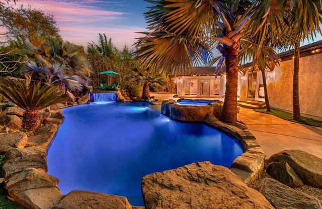 TROPICAL 8 BR SALTWATER POOL SPA WATERFALLS CAVE GROTTO Sleep 22 Legoland Beach!