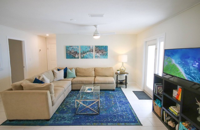 Tropical and Tranquil Bradenton hideaway