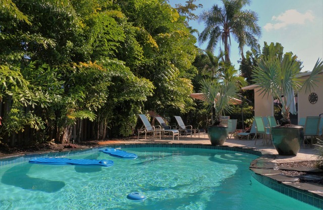 Tropical bliss: private heated pool, steps from the Drive, minutes to the beach!