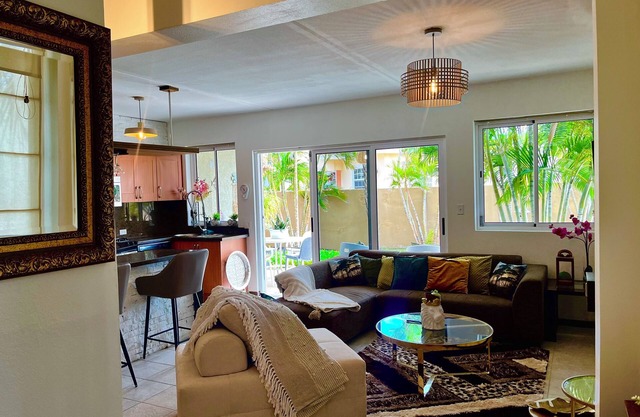 Tropical Bohemian style townhouse 5 mins to Palm Beach, Restaurants & Nightlife.