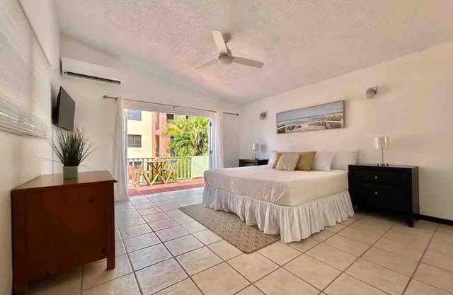 Tropical Casita Studio w/King Bed Steps From Beach