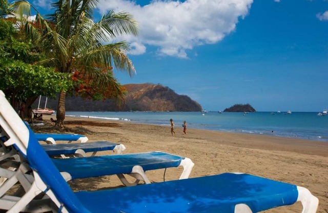 Tropical Condo with Spectacular Ocean Views, Panoramic Dining Terrace & Quick Walk to Beach