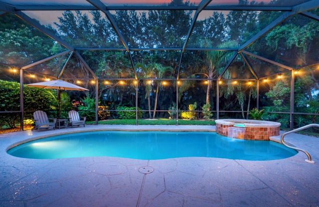 Tropical Escape - Surf Chic Lux Salt Pool & Spa. King Beds!