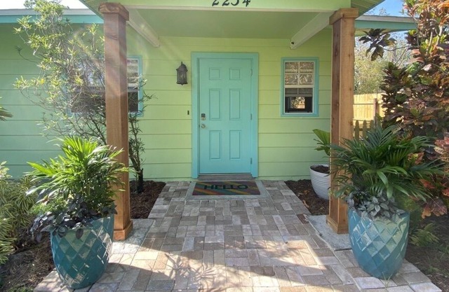 Tropical garden home-walk to downtown, 5 minutes to beaches, DOG friendly