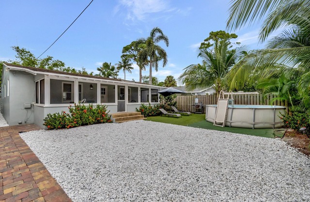 Tropical Getaway- Downtown/Las Olas with a POOL!