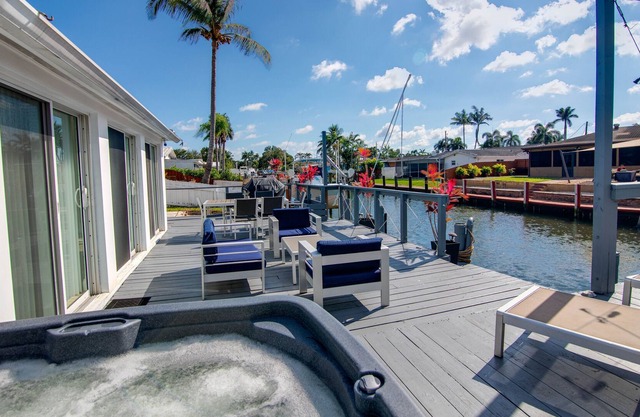 Tropical home with panoramic view of the canal. Fishing getaway near the ocean!