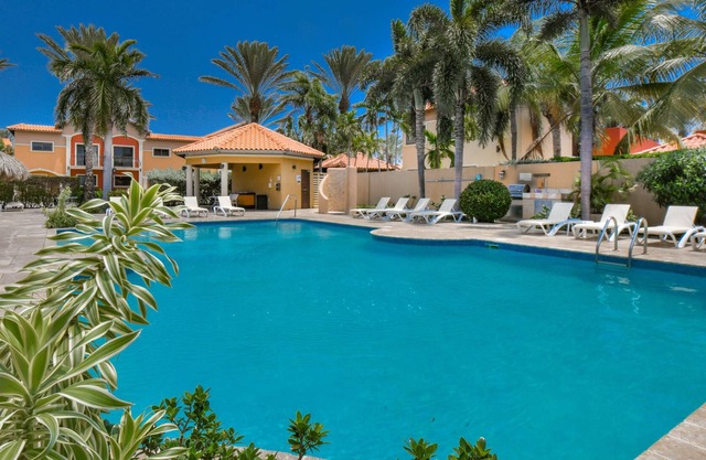 Tropical-inspired Condo, 3 min. drive to beach!