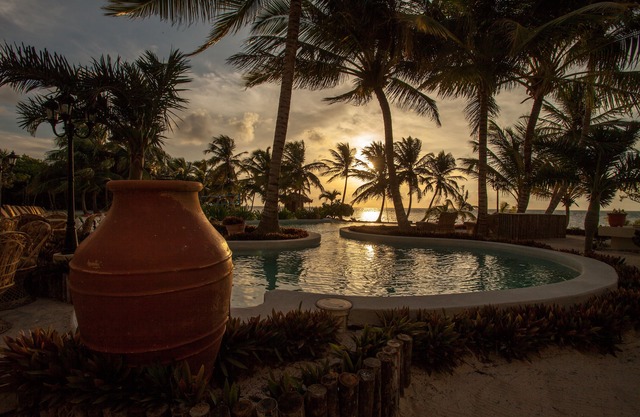 Tropical island paradise! Luxury 2 bd 2 bath condo on beach with stunning pool