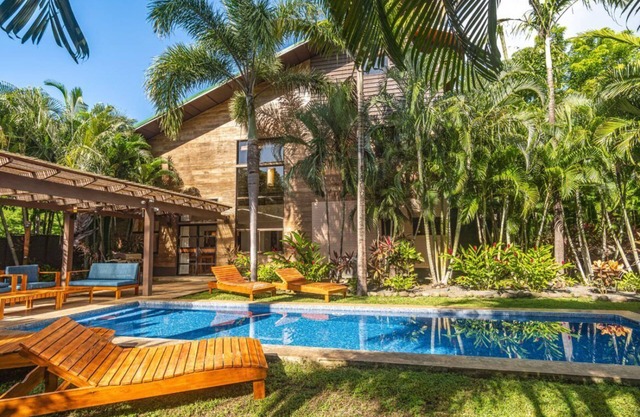 Tropical oasis a stone's throw to the beach. Perfect for families. Pet friendlyn