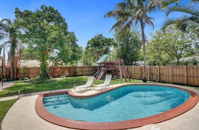 Tropical Oasis+heated Pool-4BR/KINGS/1mi to BEACH!