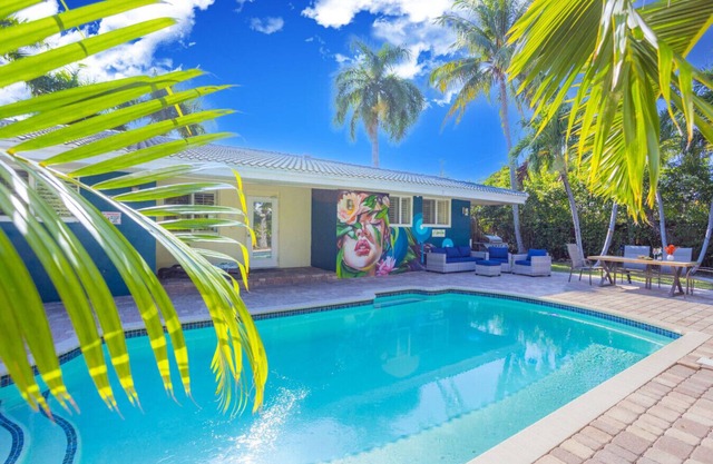 Tropical Oasis Heated saltwater Pool 6min to beach