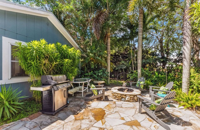 Tropical Oasis Pool House with full bath and full access to pool.